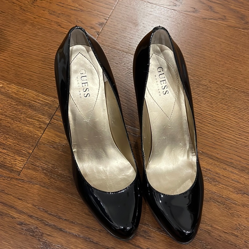 Guess black patent leather pumps